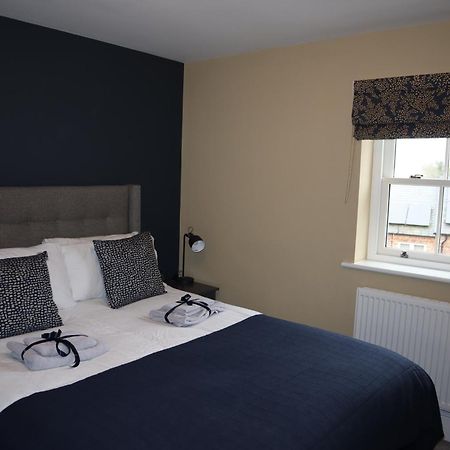 Canal View Cottage With Log Fire & Parking Blisworth Bagian luar foto