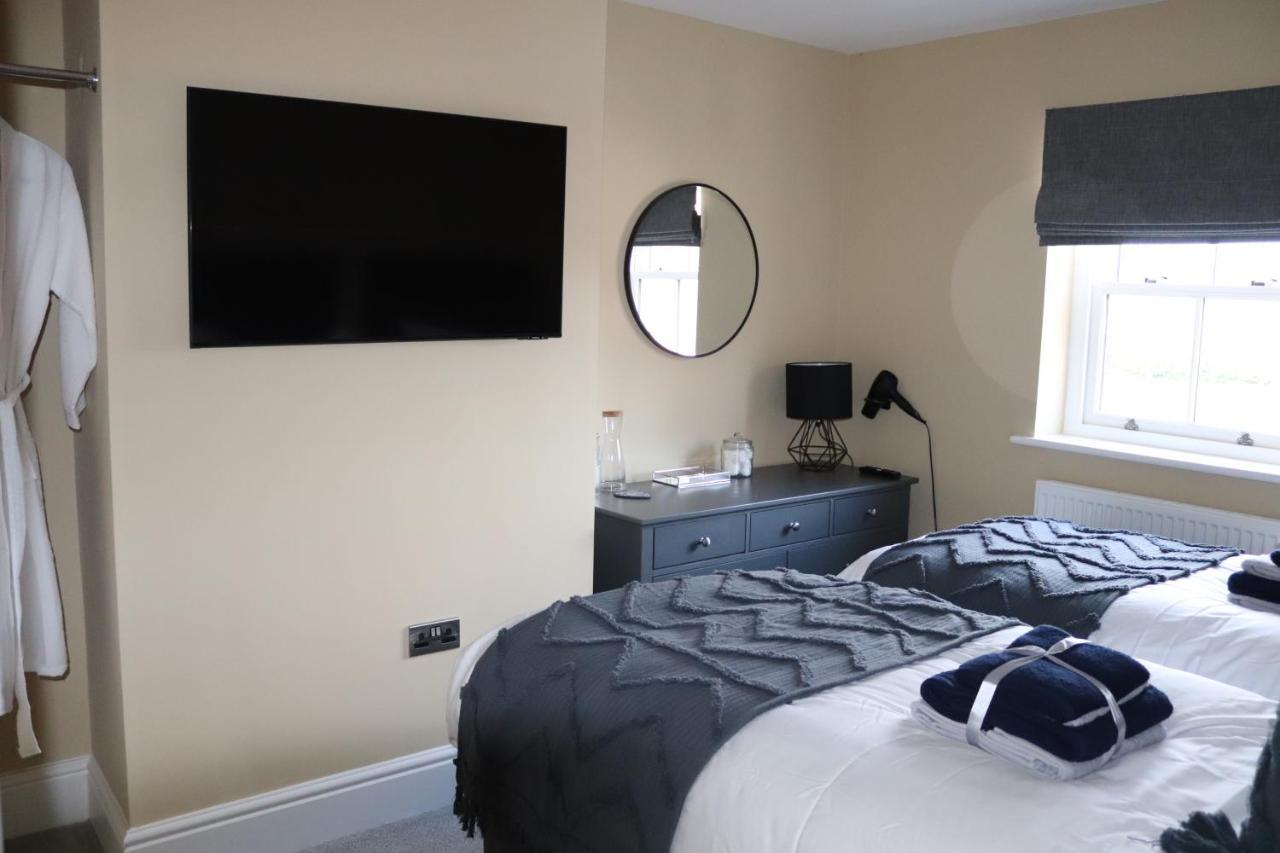 Canal View Cottage With Log Fire & Parking Blisworth Bagian luar foto