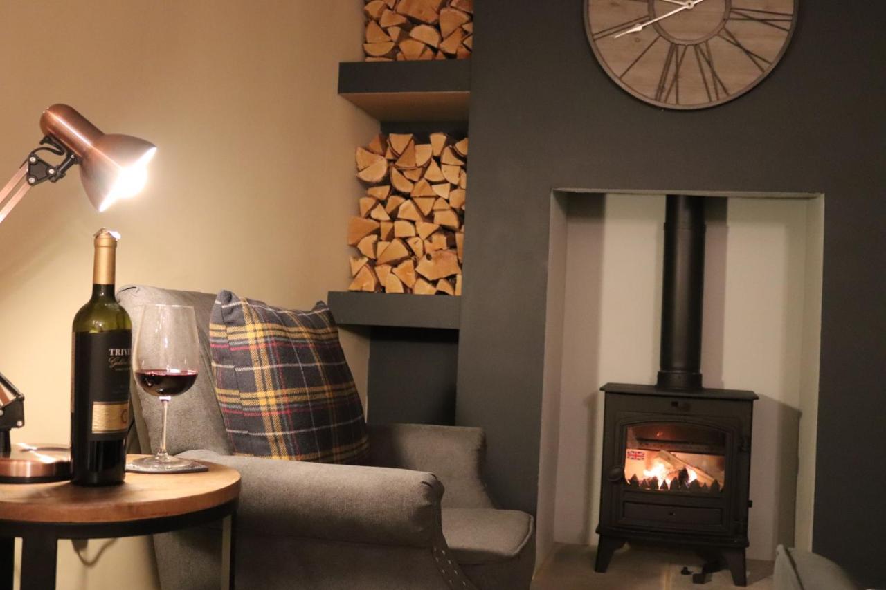 Canal View Cottage With Log Fire & Parking Blisworth Bagian luar foto