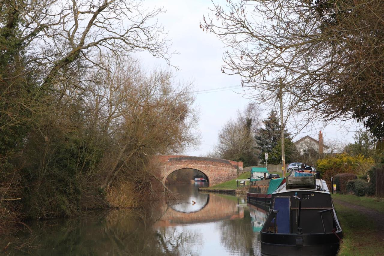 Canal View Cottage With Log Fire & Parking Blisworth Bagian luar foto