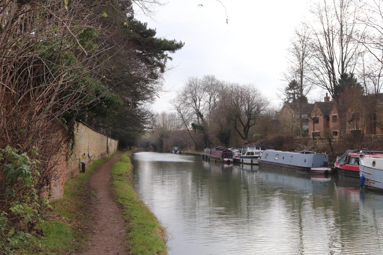 Canal View Cottage With Log Fire & Parking Blisworth Bagian luar foto