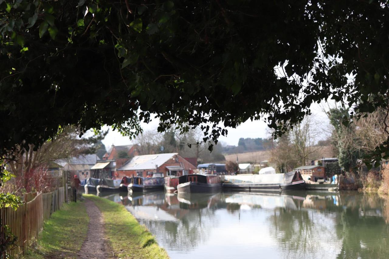 Canal View Cottage With Log Fire & Parking Blisworth Bagian luar foto