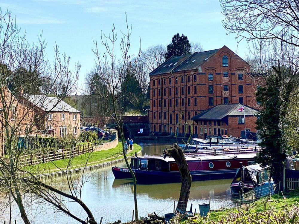Canal View Cottage With Log Fire & Parking Blisworth Bagian luar foto